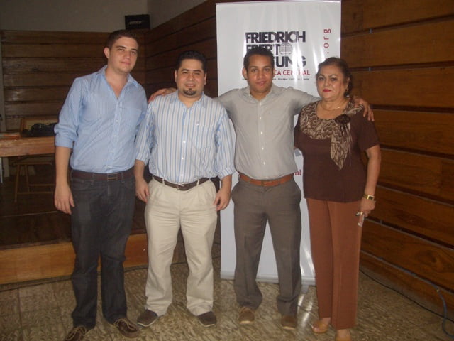 Grupo CENICA, en el extremo der. la licenciada Ligia Robleto y en el izquierdo el arq. Alejandro Arana